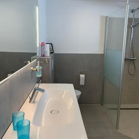 Lina - Komfortwohnung Mit Badewanne, Kamin & Klima * Kronau