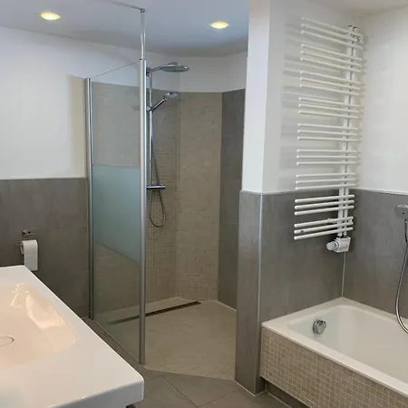 Lina - Komfortwohnung Mit Badewanne, Kamin & Klima Apartamento